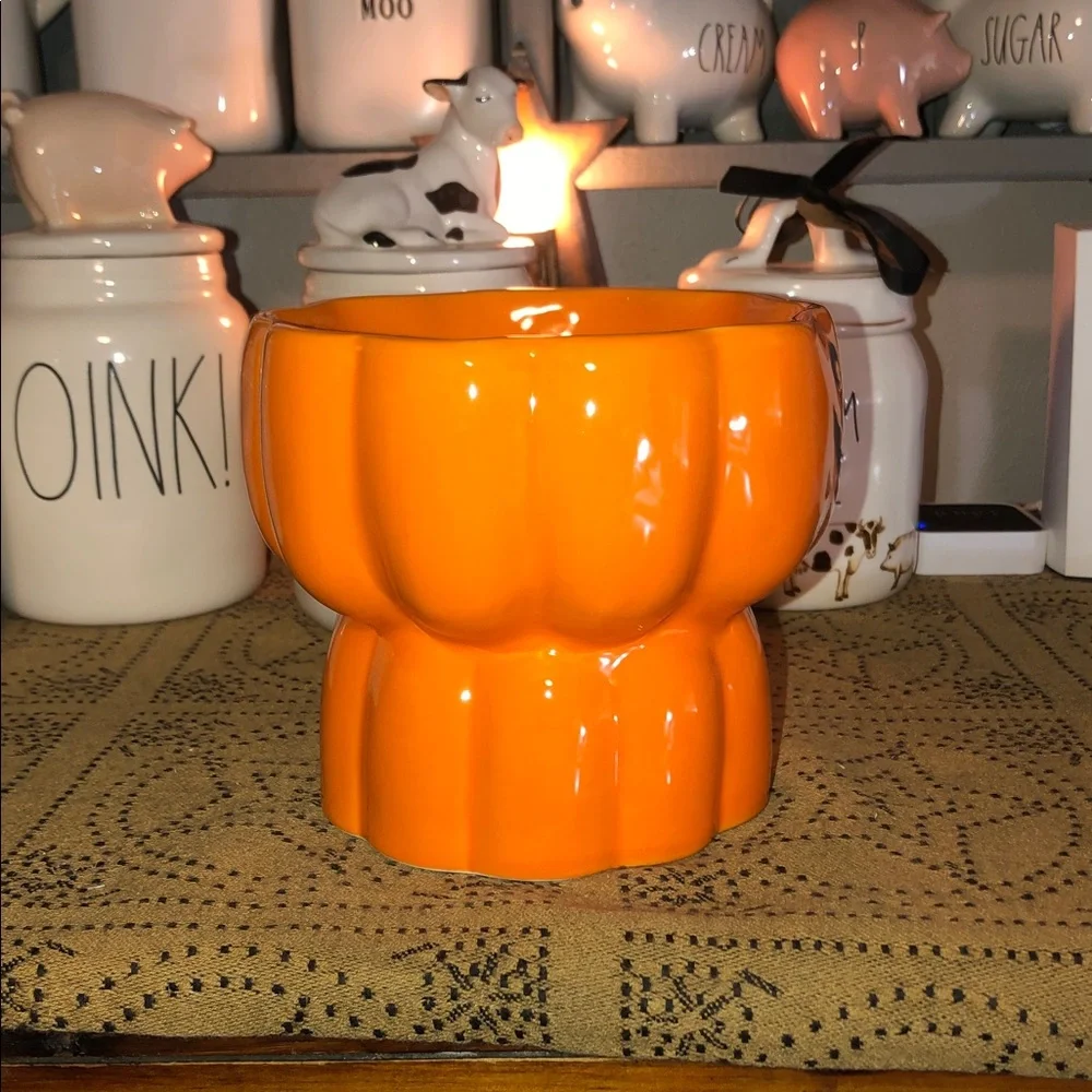 Rae Dunn HEY BOO Dog/Cat Dish on a Pedestal